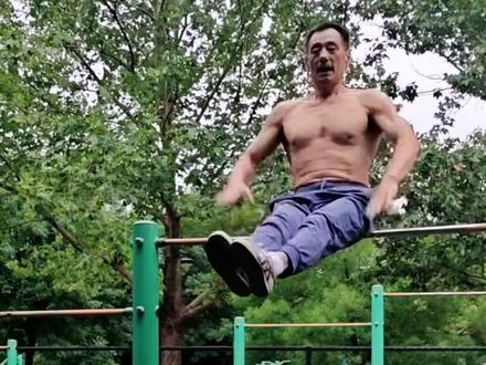 大爷今年65,单杠还能这样玩👍#街头健身 #单杠 #因为热爱所以坚持 #双力臂