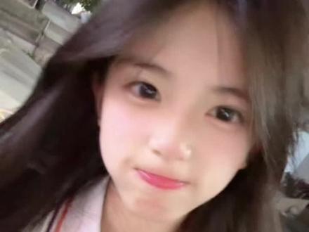 你们猜我拿的是什么😝 #今天长这样 #韩姬儿美瞳 #韩姬儿夜色玫瑰