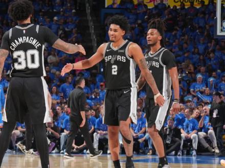接过马刺2号战袍,迪伦·哈珀用实力书写新秀传奇 #马刺 #nba季后赛 #哈珀