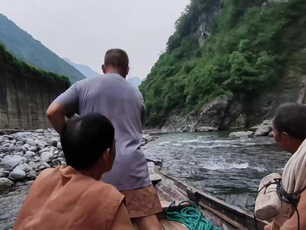 《与水溪共存,与纤夫为邻》摄影原创: 湖北恩施神农溪文化走廊,系国家AAAAA级景区,被誉为“神州第一漂”,神农溪发源于神农架南麓,属清江河水系的支流,位于恩施巴东县沿渡河镇,长江北岸,三峡大坝上游。在这里可以体验到古老纤夫拉纤逆流而上,刺激的峡谷漂流奔腾而下的纤夫、船工文化。
粗犷雄厚的长江峡江号子,又称峡江纤夫号子或峡江船工号子,2008年被列入国家非物质文化遗产名录,它是长江水系音乐的重要组成部分,流行于恩施巴东县境内的长江边或溪至牛口一带及支流神农溪流域,以喊为主,以唱为辅,“喊” 声高亢铿锵。
公元前278年,秦将白起屯兵巴东,巴东即形成了一个自然港埠,始有拉纤号子, 明嘉靖年间,建水驿,峡工号子形成规模,不断发展壮大。它是中华民族卓越创造力和强韧生命力的重要体现, 几千年的长江水运发展,在促进各族交融中发挥了重要作用。