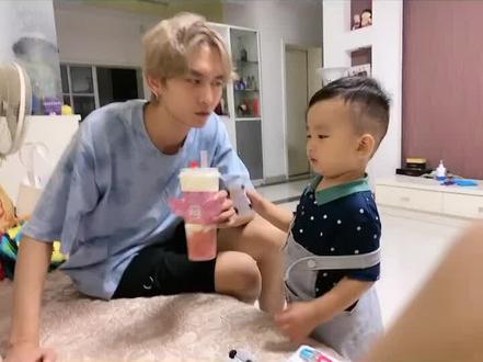 一岁半就这么护妈妈,太感动了!#亲子 @得瑟一个大秋天