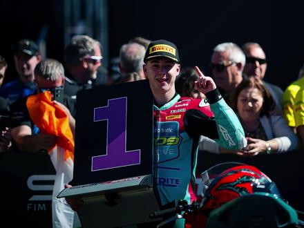 恭喜张雪820RR两连冠 首先,恭喜张总率领张雪820RR拿下WSBK葡萄牙分站两连冠,此赛事的含金量以及获胜的排面无需多言,凯越机车无锡店表示祝贺。
直播小马想借此机会也提一嘴,也是借张雪机车的力量让大家知晓凯越在去年的WSBK300CC组别也使用自家的凯越350RR赛车拿下年度总冠军的。
在此声明,两者夺冠含金量都是一样的,没有高低之分。不是说凯越先夺冠,就意味着凯越比张雪厉害。也不是说张雪组别排量大,就意味着张雪比凯越厉害。是凯越和张雪都厉害,都是助长国产摩托车发展的好样的!都是披着五星红旗为国争光的,大家嘴下留情。
#凯越机车#凯越350rr#WSBK #张雪820rr