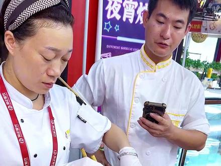 炸鸡馍馍是一种将现烙的馍与现腌现炸的鸡腿、鸡排、鸡柳等相结合的中式小吃,其特点是馍皮柔软、内里酥脆、炸鸡外焦里嫩、香辣可口,两者结合后香气扑鼻。街头小巷都可以做,深受大家喜爱的一道美食小吃。#炸鸡馍 #小吃培训 #学小吃技术 #早餐培训 #面点培训