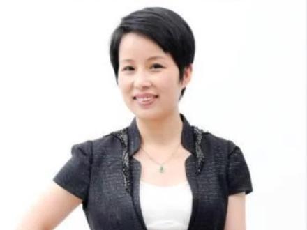 2014年1月23日,她敲响了深圳证券交易所上市钟。短短8年的时间,她把一个只有十几个员工的小企业缔造成一个上市公司,她就是扬杰科技的创始人梁勤。
犹如她的名字一样,勤勤恳恳做事业,经历市场竞争的大浪淘沙,经历行业发展的跌宕起伏,依然像一枝独秀傲然挺立。所谓巾帼不让须眉,她用自己的实际行动证明了这一切。
1993年5月,梁勤凭着自己对电子行业的热爱,不顾领导的挽留和父母的反对,毅然选择了辞职,应聘到了一家台资电子企业,做产品销售。
2000年3月,她带着10个志同道合的伙伴,筹集资金100万元,注册扬杰电子股份有限公司,其意在于要发展成为扬州最杰出的企业。
但是10个合伙人齐心协力,奋力开拓市场,每年的销售额不断地在上涨,从第二年开始销售额就到达1000万元。
2006年梁勤做出了一个决定,企业要转型,不再去做产品的代理,而是做产品的生产。面对10位原始股东的沉默,梁勤阐述转型的意义。
2009年,她决定投资4000万购进设备,引进上海一家芯片制造企业的核心技术和精英团队。主要开发4英寸芯片。
她的决策是正确的,在激烈的市场竞争下,她开发的芯片仅仅4年的时间,就为公司创造了2个亿的收入,并且取代了其它国家的进口产品,成为行业第一。
2014年扬杰公司上市,上市之后的扬杰公司朝气蓬勃地发展,在梁勤的管理下,企业不仅拥有高科技的技术,而且员工团结一心,每年公司的盈利不断上涨。#华夏巨商 @抖音小助手