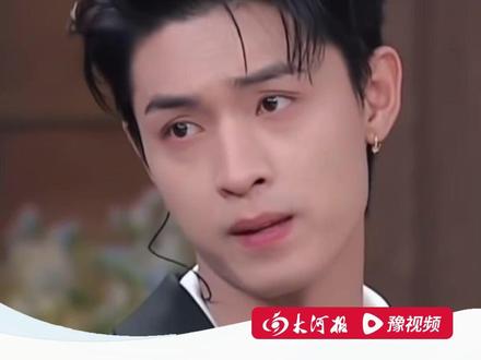 秦霄贤姐姐直播回应“孕期出轨”,称弟弟给辛雨锡的身份是未婚妻 对孩子非常向往,并晒出秦霄贤房产证称其14岁就有2套朝阳区150㎡的房子,并非假富二代