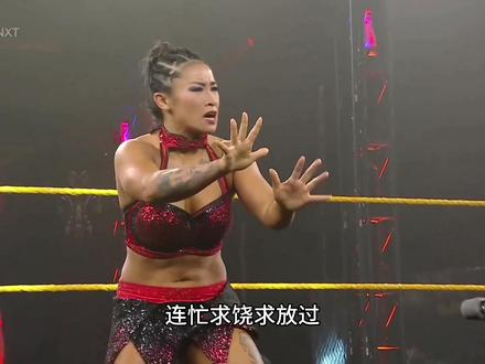 WWE中国摔角选手李霞在国外遭到不公平待遇,惨遭老外拐杖疯狂攻击,裁判却视若无睹,最后就连腿都被打断了#摔角 #wwe #女子摔角 #李霞wwe
