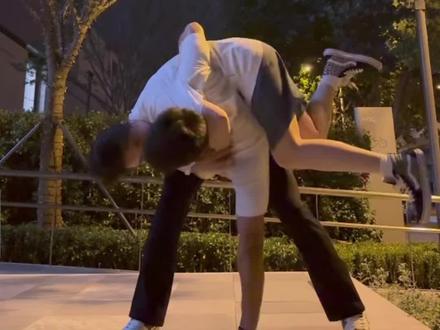 情侣在一起3年女生从106斤长到130斤,男友依旧能轻松抱起女友,女生:他总说我太瘦,让我多吃点#湘湘的晚安系列