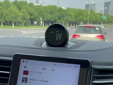 #蔚来汽车 稳、不飘,还可以按摩,这个小机器人设计细节也不错,还有驾驶体验比特斯拉好