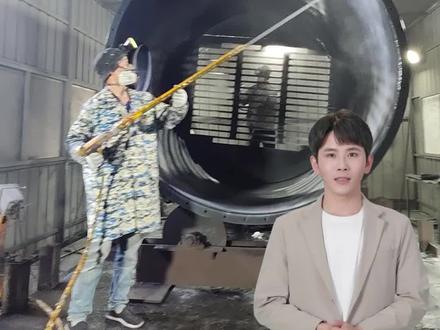 #铁氟龙喷涂 #铁氟龙喷涂加工
铁氟龙喷涂是一种特殊的表面涂层技术,主要应用于防腐蚀、耐高温和耐磨等领域。这种喷涂技术将聚四氟乙烯(PTFE)颗粒均匀地喷涂在基材表面上,形成一层具有优异性能的涂层。以下是关于铁氟龙喷涂的一些详细解读:
1. 材料选择:铁氟龙喷涂通常使用聚四氟乙烯(PTFE)作为涂料的基础材料。PTFE具有良好的化学稳定性、低摩擦系数、良好的电绝缘性和高润滑性等特点,适用于各种恶劣环境下的应用。
2. 性能特点:铁氟龙喷涂的优点包括:
良好的耐腐蚀性:PTFE涂层能抵抗酸、碱、盐和其他化学物质的侵蚀,具有很好的抗腐蚀性能。
极高的耐温性:PTFE涂层能够在极端高温下保持稳定,甚至在高达300°C的温度下仍然保持其性能。