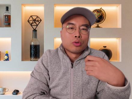 一场1500亿的合法骗局:这帮人比华尔街还黑,却没人敢管! 如果你以为自己在看球,其实你在看一盘精心设计的“杀猪盘”。
NBA早就不是单纯的体育竞技,它已经变成了一个市值1500亿美元、完全合法的“内幕交易市场”。
本期视频,老金带你深挖美国体育博彩业背后的惊天黑幕。从琼泰·波特被终身禁赛,到FBI突袭逮捕NBA球星和黑手党成员,这些都不是孤立事件。我们将拆解“道具投注(Prop Bets)”是如何成为庄家收割散户的金融核武器,以及为什么说这是一种专门针对中低收入群体的“累退税”。
当大数据、AI算法和监管缺失结合在一起,你面对的不是运气,而是系统性的掠夺。SAFE Bet法案能否通过?美国中产阶级的财富正在如何通过手机屏幕流失?
系好安全带,老金带你急转弯,看清这资本盛宴下的残羹冷炙。
