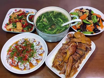 粤西特色的晚餐,小朋友说妈妈做的陈皮鸭比外面的烤鸭还好吃#一起吃饭吧 #快艾特工具人月饼节前来学 #海鲜