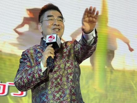 陈光标董事长献唱,歌声依然如此优美动听!#曹德旺 #陈光标 #华夏 #企业家年会 #晚宴现场 @抖音小助手