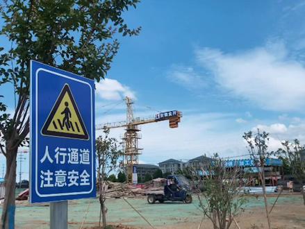 是什么让我们在这接近40度的高温天气下还在拼命的工作,汗湿的衣服干了又湿,湿了又干。是爱么,是责任么,是生活么?