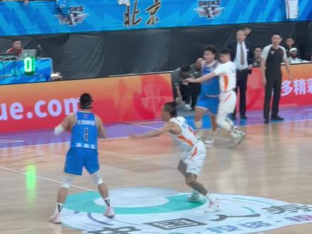 现场看CBA首钢:赵睿遭疯狂针对,首钢单打硬解,这球怎么打? 首钢战术不奏效,靠单打这球怎么赢?
#赵睿 #北京北汽男篮 #北京首钢男篮 #CBA #许利民
@DOU+小助手