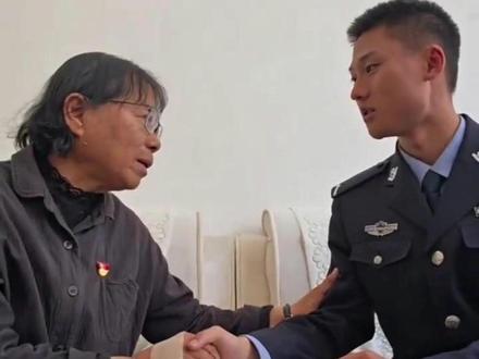 “我愿意做你的妈妈。”#张桂梅 老师紧紧拉住维和烈士和志虹之子郑啸云……这一幕,令人动容!