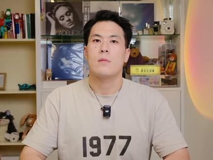 苹果妙控板开箱评测 + 延迟实测 + 操作手势教学 Apple Magic Trackpad苹果妙控板开箱评测 + 延迟实测 + 操作手势教学| 用了一个月,才知道妙控板的真正价值!
本期影片从一位重度 Mac 用户的视角,深度分享我使用 Apple Magic Trackpad 一个月后的真实体验。从购前的迟疑,到实际开箱、延迟表现测试、与内建触控板及滑鼠的横向对比,再到剪辑与日常操作的实用手势教学。如果你也在犹豫要不要入手妙控板,这支影片可能正好帮到你。
📌 影片亮点:
• 妙控板值不值900元?
• 蓝牙 vs 有线延迟实测
• 与MacBook触控板、雷蛇滑鼠实测对比
• 必学操作技巧与手势设定
00:00 妙控板开场与使用感受分享
00:34 三大购买疑虑(延迟、必要性、价格)
02:44 架高MacBook后遇到的新问题
02:52 键盘解决方案 & 鼠标使用限制
03:29 为什么最终选择购买妙控板
04:22 开箱📦
05:40 妙控板延迟实测(滑鼠/内置/蓝牙/有线对比)
08:00 震动回馈介绍
08:24 妙控板手势教学(设定建议)
10:00 常用手势演示(选择、拖移、缩放等)
12:44 使用总结:哪些人值得购买?
13:30 订阅 & 留言互动感谢区
#trackpad #妙控板 #Mac配件 #触控板 #苹果