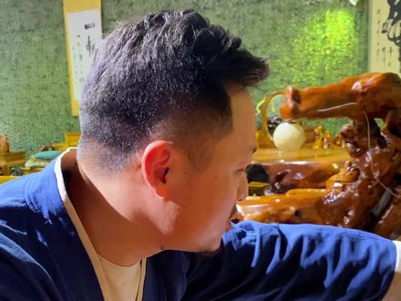 同样都是满瘤疤纹,为什么小叶桢楠金丝楠的葡萄瘤疤比黄金樟高出几倍的价值?一张瘤疤纹带水波纹凤尾纹的金丝楠茶台,根抱石,看上去让人清爽享受。#金丝楠 #彭哥好楠金丝楠 #茶台#根雕茶桌 #根雕茶桌 #茶具 #茶生活 #小叶桢楠金丝楠 #茶桌茶台