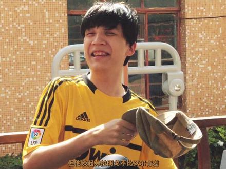 亚森·艾力 男 维吾尔族
1989年8月22日出生于新疆乌鲁木齐山西巷
毕业于乌鲁木齐第5小学
2010-2017年到湖南、上海、广东、绍兴、义乌等地做生意发家致富后回老家乌鲁木齐建设家乡成为了山西巷一带的风流人物。
他代表的是一个时代,代表的是一代人的青春#亚洲新歌榜 #MV