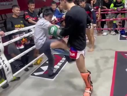 “老嫂子”前去踢馆狂言说要打裸拳,结果却被馆长全程暴打 #格斗 #高手在民间 #精彩片段 #踢馆 #搞笑