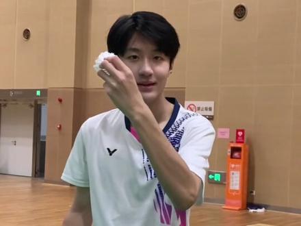 你学会了哪一种捡球方法#羽毛球 #少年感 #190