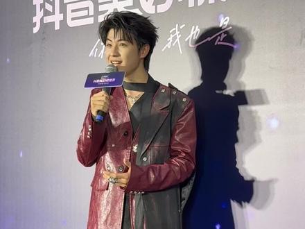 #黄誉博 一句歌词对2026的期待 #抖音美好跨年季 #抖音美好惊喜夜 #抖音美好惊喜夜直播#抖音美好惊喜夜群访太热闹了