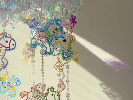 塑料盒子做炫彩小马风铃,阳光照射下光影效果绝了,安上灯串还可以做小马花灯,简单又好看
#元宵节花灯手工 #灯笼手工 #新年手工 #新年装饰灯笼 #废旧物品做手工