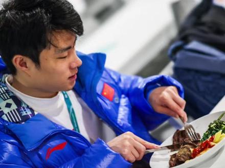 美食之都#米兰冬奥会 运动员们吃点啥?去#奥运村 看看吧!披萨、牛排统统有,但这色面看着,还是不如#北京冬奥会 的模样呀~#新冬能