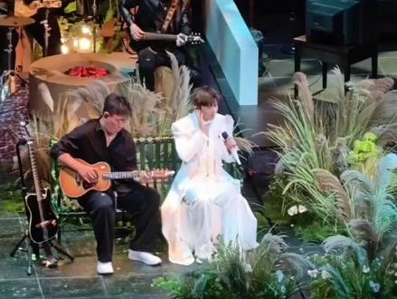 那句:妻子女儿回家,爷爷不见了。让杰哥情难自抑,潸然泪下。此刻所有的思念都有了声音。#张杰 #树呢 #张杰未live开往1982巡回演唱会 #成都