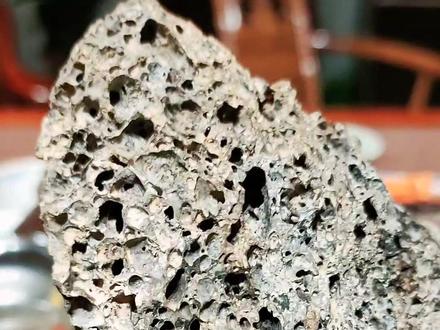 火山喷发后岩浆冷却形成的一种矿物质,主要成分是 氧化硅,质地软,比重小能浮于水面,故称浮石,又叫江沫石(因形得名)。用浮石零散料作成的“洗脚石”有促进足部血液循环、健康人体第二心脏等功效。#盘它 #胖妞儿来了 #以石会友