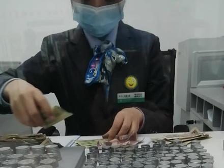 下午来农行,这位工号6656的小妹花了一个半小时清点了我存两年的16斤硬币又帮我换了残币全程态度温和,很有耐心