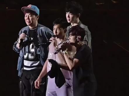 周董演唱会点歌环节,刘畊宏对周杰伦说🎙:不熟悉应该是你不是他们!这段吐槽看一次笑一次!😎😎😎 #周杰伦 #周杰伦演唱会 #刘畊宏 #周杰伦音乐 #周杰伦嘉年华世界巡回演唱会