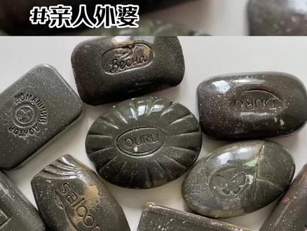 《亲人外婆》22分钟超长篇完结版!完结文放心冲!! #温柔蓝色 #上大学时我得了绝症医生说最多还能活两年 #我手忙脚乱地从书包里拿纸巾了眼泪已经掉下来了 #安静玫瑰#后续结局 #安静玫瑰后续 #安静玫瑰小说知乎大结局 #外婆送我走后续结局 #外婆送我走小说 #安静玫瑰小说知乎 #关倩 #关倩和外婆 #癌症风云 #知乎 #癌症少女 #小说 #小说推荐 #每日推文 #小故事 #宝藏小说 #上大学时我得了癌症医生说最多还能活两年的小说
诊室外面很吵,诊室里头却安静。
就在这难得的安静中,我感觉自己快被溺死了。
我说:「我外婆年纪大了,又不识字,她都没出过我们家那个小县城,连高铁都不知道怎么坐。她有高血压,我怕她知道以后……」
我说不下去了。
医生沉默了一会儿,说:「主要是你这个病呢,后续很多的治疗都需要亲属签字的,不然我们没法给你治。」
我拿纸巾蒙住脸,一张又一张,很快都湿透了。
医生轻声说:「小姑娘,其实你的病还没有到晚期,从医学上讲,治好的可能性还是很大的。我们对抗病魔,心情也是很重要的,啊。」