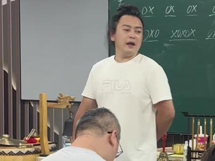 每次上课最喜欢的就是跟着师父大声随声应和,大家越唱越起劲。#传统文化学习分享 #师承文化 #传统文化课堂 #罡步 #杜信一