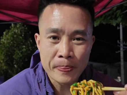 寻找东海周边美食 今天来白塔,吃一个很多人推荐的剁椒面。多数人推荐的东西,那一定不会差,至少是大多数人都喜欢的口味。如果喜欢吃剁椒面的,完全可以来尝尝。#地摊烟火气 #地摊夜市美食 #街头嗦面