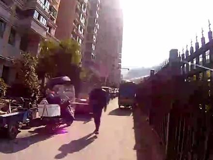 楼上住户频扔垃圾,楼下住户怒而报警。#出警