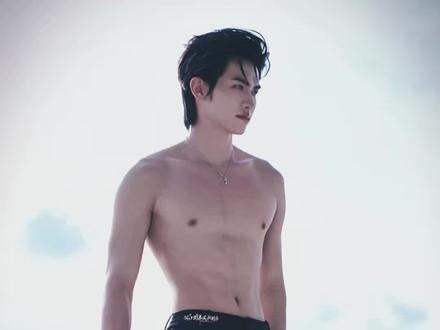 #云旗
一张即封神,这顶级的建模脸,这优美的肌肉线条,这漂亮的腰臀线,这卓越的倒三角,这伟大的人鱼线,高质量男性本该如此🤘🏻