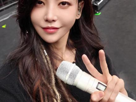 2月1日晚,贵州安顺,歌手于文文在一商演中突然晕倒,有观众称被救护车紧急送医。随后,吴克群暖心救场称多唱两首歌给大家,歌手应该彼此帮忙的。#于文文 #于文文晕倒 #吴克群 #贵州安顺