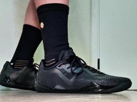 【布拉格方程】当超䨻遇上无双 【布拉格个人基础信息】
【身高】183㎝
【体重】77kg
【脚型数据】脚长265㎜脚宽99㎜偏瘦脚型,前掌不厚,肉不多。
【⚠️尺码建议】本人耐克普遍42.5(偶尔43),李宁普遍43,普遍选择内长270㎜或者275㎜的球鞋。
匹克无双我选择42码非常合适,鞋楦偏宽。
808五代Ultra我选择42码,鞋楦偏宽。
👉鞋楦感觉中等偏窄
【位置打法】后卫,6突4投,技术流,爱变向,爱急停,脚步灵活。
【球鞋偏好】对于缓震,由于右脚后跟挫伤,对球鞋不追求极致贴地,但要求重心低的情况要有充足的缓震,尤其缓震要出色。
对包裹不追求超级紧致,贴合舒适均匀最好。
#哎呦喂你鞋真好看 #内容启发搜索 #好鞋推荐 #球鞋 #好穿又好搭