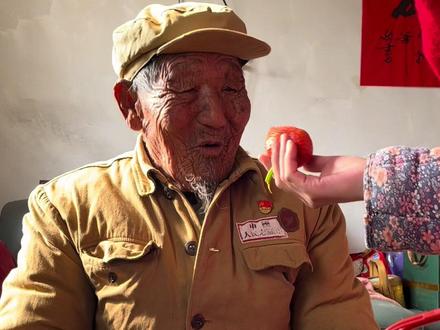 带爷爷摘草莓 #亲情陪伴 #蹇兆增 #摘草莓 #记录真实生活 #原创