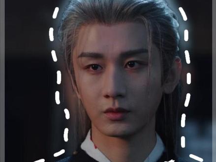 长安二十四计第9集:谢淮安重伤潜入虎穴,一滴血暴露惊天身份! #新剧来袭 #抖音剧集 #电视剧解说 #剧情 #抖音合集升级计划
谢淮安为挽救长安危局,不顾重伤,毅然决然潜入敌人的核心——藏兵巷。
他首先通过冷酷的杀戮获取了潜入的信物金币,随后伪装成一名被俘获的虎贲。潜入过程中,谢淮安利用缜密的谎言和逼真的伤势,成功骗过了狡猾的守门人。
然而,在接受狄路的严密盘查时,谢淮安被查出了**“延误三天”的致命漏洞。他急中生智,用自己曾刺杀刘子言**的真实细节圆了谎,巧妙地化解了危机。
就在他以为安全时,高潮来临:狄路在醉酒后,发现谢淮安脖颈处渗出的一滴血迹,瞬间识破了他的身份!生死一线,李三更突然出手,反杀了自己的兄弟狄路!
本集是谢淮安以命算计的极致体现:他成功潜入,但身份的暴露和意外的内应,预示着更大的危机才刚刚开始。