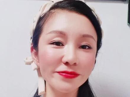 什么是沙龙。
就是让客户有体验感,收获感,参与度,有乐趣的活动
把销售做到自然而然水到渠成
产品做精准的呈现。
产品的呈现,从它的出处由来到。生产工艺再到应用体验。对比分析。让客户一目了然。
没有比了解产品更轻松愉快的事情,不是很冰冷的,枯燥的说听教授讲解。
演说输出的过程当中,有问题的共鸣,也有专家的意见,有企业的介绍,专家团队的展示,也有核心技术的呈现
案例故事的输出。
让客户听得耐人寻味。
赞叹不已。
那当然了,也有现场购买方案的设计。为什么要选择今天呢
我们说沙龙是一群人与另外一群人的展示