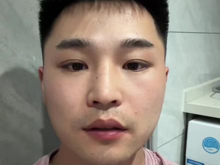 现在小宝宝在肚子,每天都很活跃,踢我老婆的时候,我把手放肚子上,他就安静不踢了他,这是为什么?#孕妇 #孕期日常 #准爸爸准妈妈
