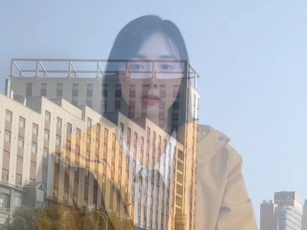 #瑞瑞 #晋老五 #晋家五兄弟 瑞瑞提及晋老五从晋老三处回河南创业,自己抵押车房支持却非合伙投资,此举引发热议。疑点在于:晋老五作为“黑户”无法任法人,为何瑞瑞成了法人?若非投资,为何承担法人责任?此等操作是否为流量剧本?粉丝难辨真假,但当事人心知肚明——是情感破裂的乌龙,还是精心设计的涨粉套路?流量时代,真相常被包装,但观众更愿看到真诚。究竟是真情还是流量游戏,或许只有时间能给出答案,评论区等你发声。