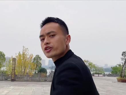 你们还能有比帅得扣卡更好的词来形容我的帅气吗?😎#四川方言#精神小伙#作品推广
