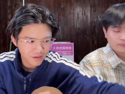 卤蛋!有人说你妹妹脖子歪 卤蛋:你眼睛还是歪的呢@老陈困告告 #老陈困告告