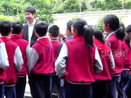 校长亲自下水试船,同学们做的船成功载起了校长 (来源:杭州市笕桥小学)@抖音小助手