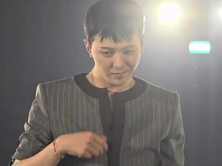 权志龙粉丝见面会跳了刀马刀马~ 哥学舞也太快了吧啊啊啊啊球球了已经失声尖叫了
#权志龙 #权志龙粉丝见面会 #gdragon #刀马刀马 #权志龙跳舞