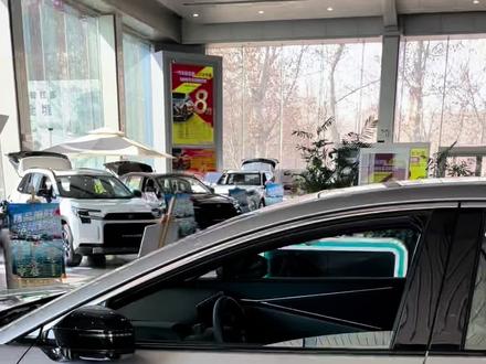 #一汽丰田BZ5#新能源电动汽车 #电动汽车 #丰田用车分享 一汽丰田纯电新能源BZ5如何启动,如何关电源。这款车型跟其他丰田车启动和灭火方式不同,他是打开车门自动连电源,踩刹车自动着火,下车开车门自动灭火,锁车自动关电源,但是也可以手动开关电源。。