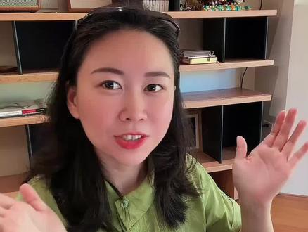 做了几百张 AI 婚纱照后,我总结了这三步
AI 婚纱照不是靠一句万能提示词。
它更像一次虚拟拍摄:
先定风格,再看问题,再像导演一样补动作、补镜头、补情绪。
别只收藏提示词。
真正要学的,是怎么把你脑子里的画面,
一步步讲给AI听。
你想做什么风格?评论区告诉我,我帮你想怎么跟 AI 说。
如果看完还是觉得太麻烦,上面的婚纱照提示词我都整理成了word文档。
#ai婚纱照 #ai写真 #婚纱照 #ai技巧 #ai教程