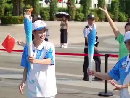 #全运会赛程日历来了
全运会赛程日历来了!收藏这份"观赛指南"
第十五届全国运动会于2025年11月9日至21日在广东、香港、澳门三地举行。这是全运会历史上首次由粤港澳联合承办,赛事共设34个大项、419个小项。
三地联办:创新突破
粤港澳大湾区联合承办是本届最大亮点,展现了区域协同发展的新格局。开幕式于11月9日在广州广东奥林匹克体育中心举行,闭幕式定于11月21日在深圳欢乐剧场举行。这场体育盛会充分展现了大湾区的活力与魅力。
赛事亮点:明星云集
香港赛区承办8个项目,包括篮球、自行车、高尔夫等。澳门迎来乒乓球赛事,11月14日将产生混双首金。
羽毛球赛场星光熠熠:石宇奇力争卫冕,陈雨菲冲击三连冠,郑思维/黄雅琼混双冲金。游泳项目同样精彩,潘展乐冲击个人首冠,汪顺有望实现混合泳四连冠。
观赛指南:重点推荐
田径首金将在11月12日的竞走项目中产生。特别值得一提的是,11月15日的马拉松将通过深圳湾大桥跨越深港两地,成为史上首个跨境马拉松。
三大球项目同样值得关注:男篮金牌11月12日产生,女排冠军11月19日揭晓。
便捷观赛:多元选择
未购票观众可通过多种渠道观赛。香港观众可选择HOY TV、ViuTV、RTHK等平台收看直播。全港多个商场设有免费直播,康文署辖下约20间体育馆也将开放免费观赛。
全运盛会已经开启,这份赛程指南将助你合理安排观赛计划。无论是亲临现场还是线上观看,这场体育盛宴都将带来难忘的体验。